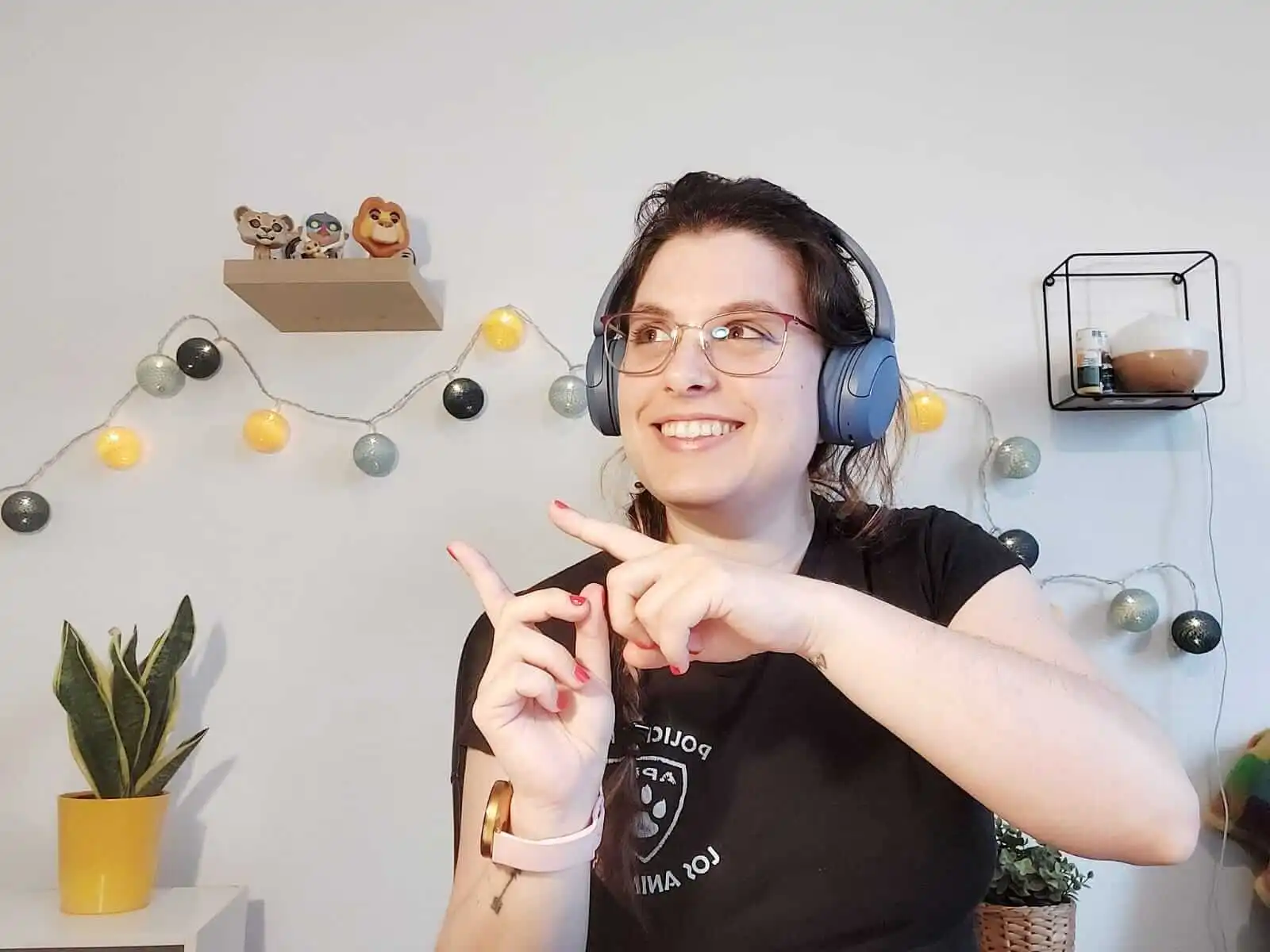 Majo señalando con una sonrisa, lista para responder desde el formulario de contacto
